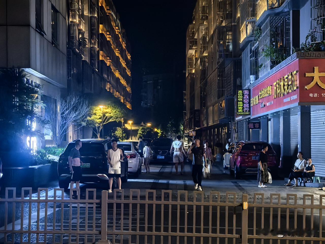 绵竹今天晚上连续发生地震，我们小区邻居都下楼躲避来了，不知道啥时候敢回去睡觉。