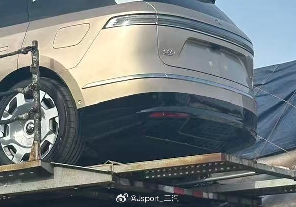 蔚来ES9 这一回，主动底部扰流板（扩散器）应该首发于ES9了，否则对不起科技旗