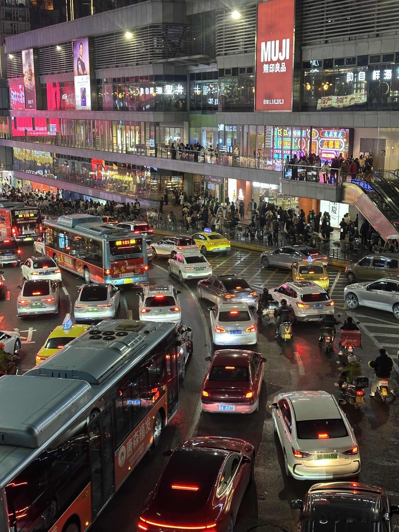 1月1日晚上的重庆观音桥商圈，虽然凄风冷雨，冷嗖嗖，但是却阻止不了外地游客和年轻