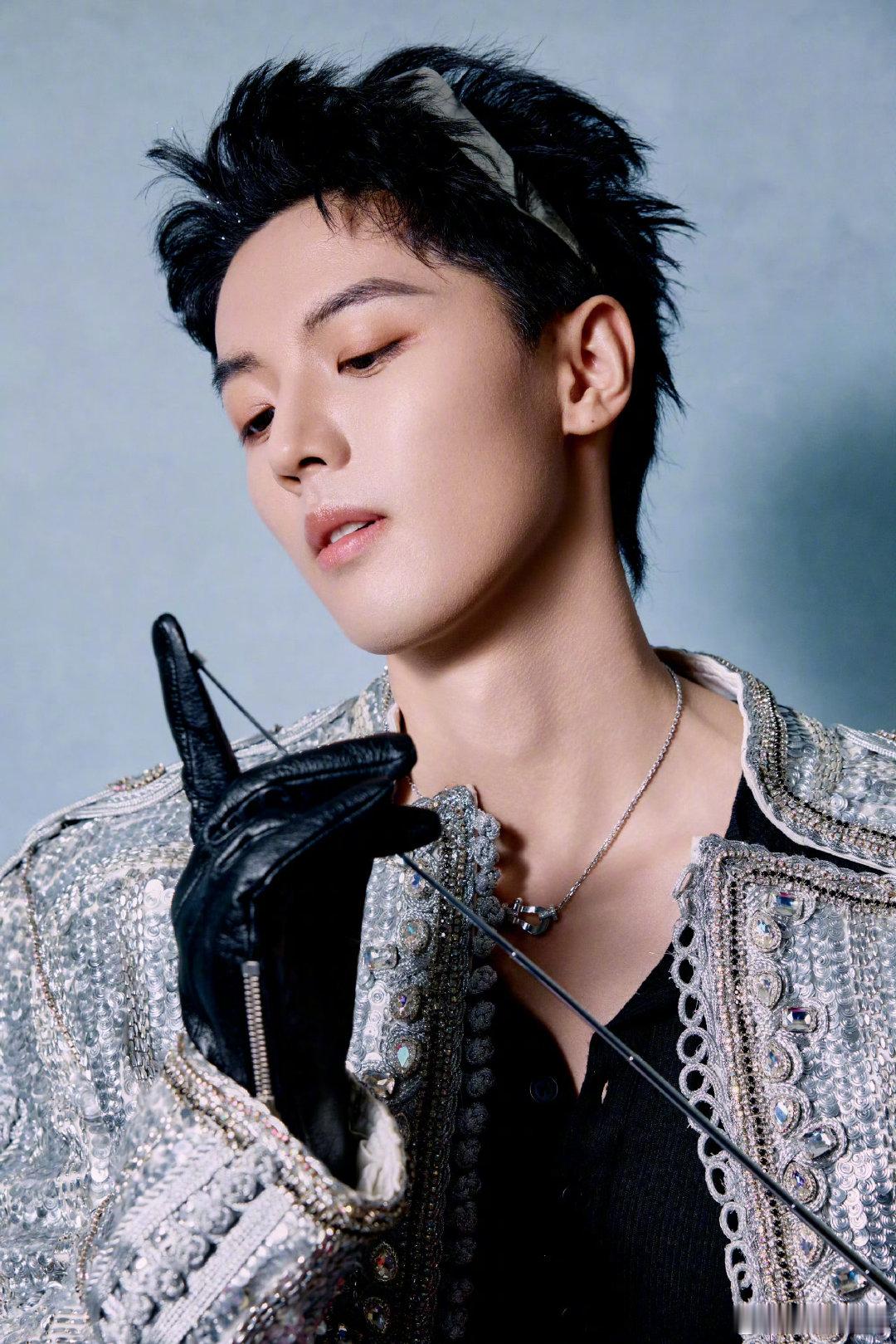 周峻炜千禧风造型 身着混搭千禧风亮相时尚之夜，没别的，就是硬帅！ 