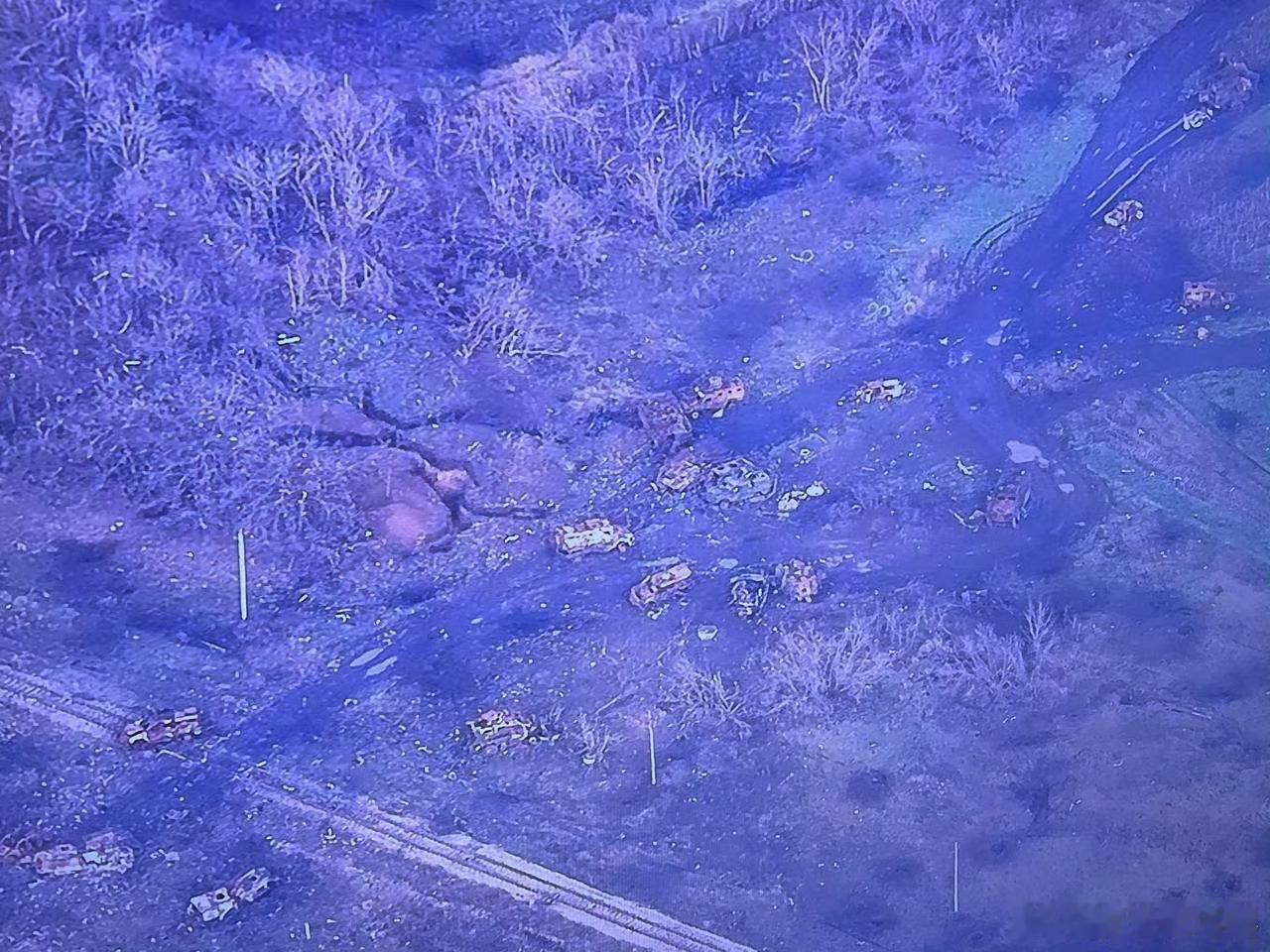 俄乌局势新进展 在红军城方向，散落着大量被击毁的乌克兰武装部队装备残骸。 （俄乌