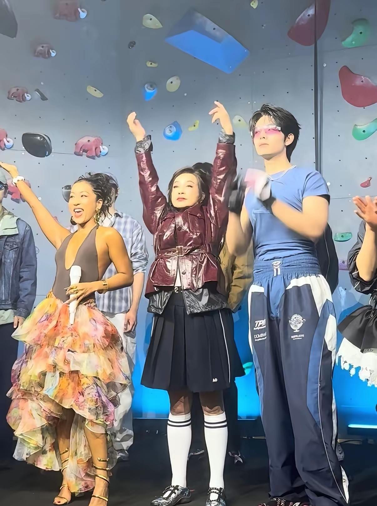 76岁的刘晓庆，又一次炸上热搜！
 
4月1日上海一场线下活动，她扎着利落高马尾