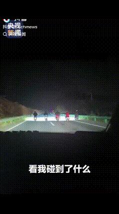 “太解气了！”近日，安徽某省道5人并排骑电动车堵住整条路，后车无法通行，无奈只能