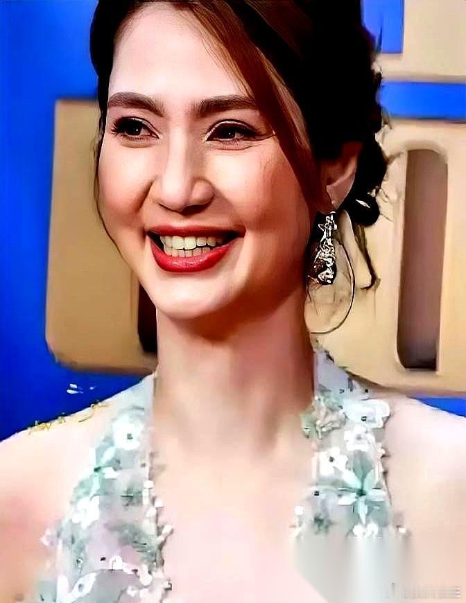 洪欣当着镜头开玩笑，说想跟儿子张镐濂互换身份演短剧，看看“教育方式反噬”是啥样。