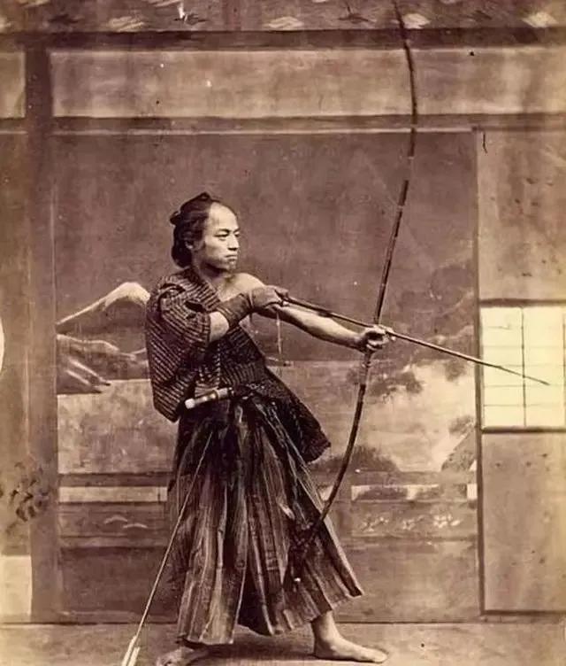 历史老照片：末代日本武士

这是1870年一位日本武士弓箭手的留影。
在那以后，