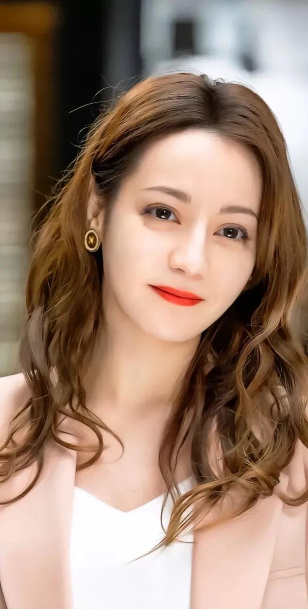 迪丽热巴是一位著名的中国女演员，她在多部电影和电视剧中出演主角，以其优秀的演技和