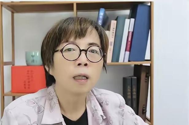媒体人黄智贤矛头直指蓝委万美玲

13日，在台岛一档电视节目里，媒体人黄智贤把矛