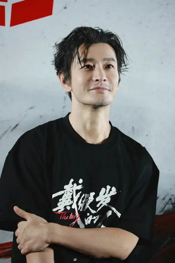 黄晓明一个月瘦了15公斤黄晓明成功在一个月内减重15公斤，形象大变。尹正曾调侃其
