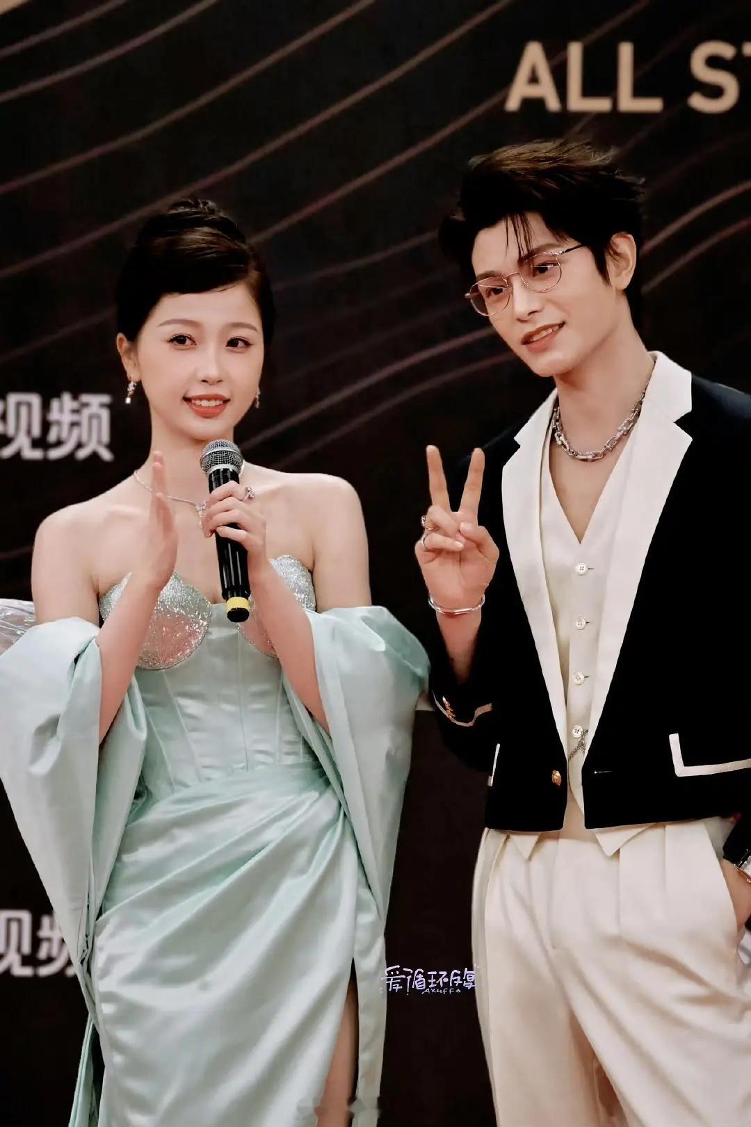 老豹最近两次的同框造型 无一例外都是深v…20250104 星光大赏图一星光大赏