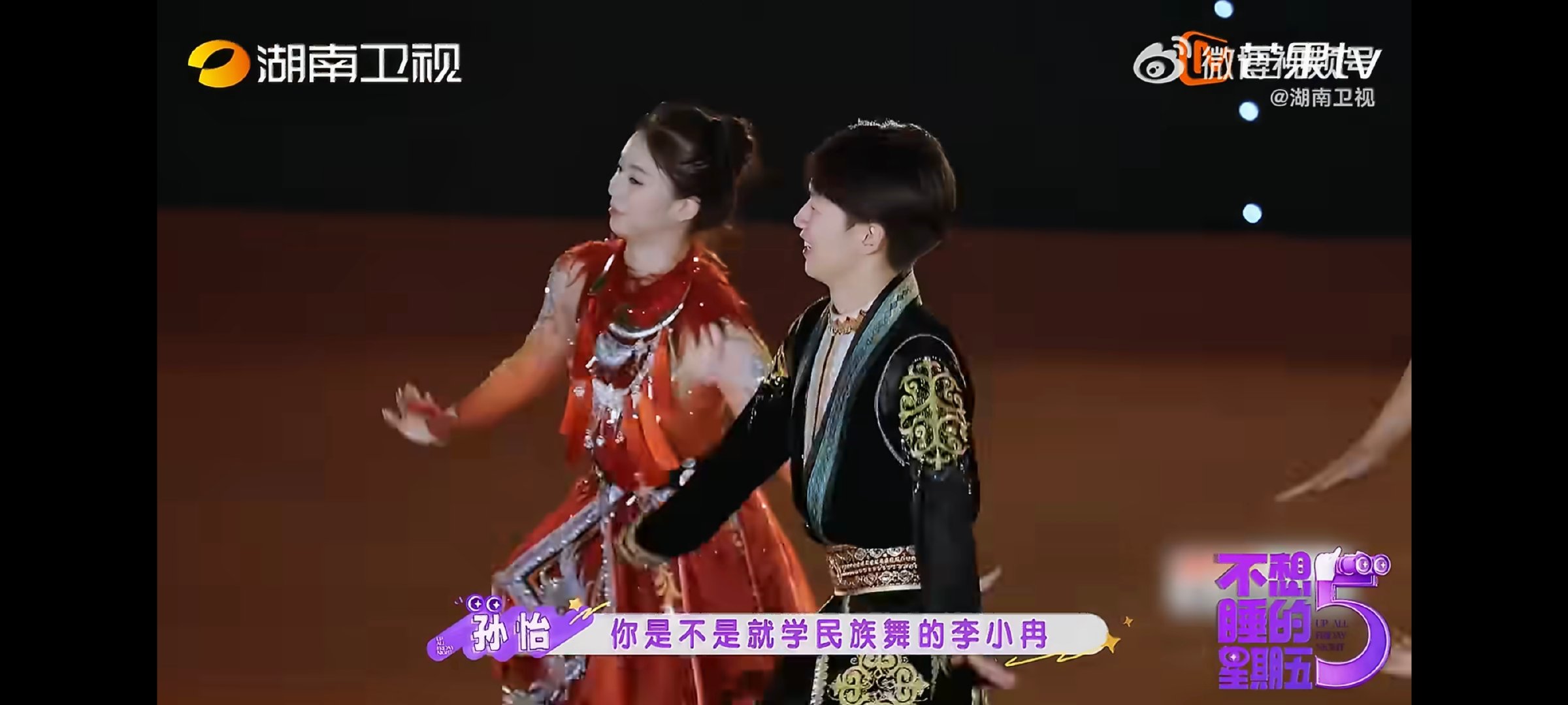 广场舞在成都已经nextlevel了民族舞组服饰精美，一招一式都饱含独特韵味。不