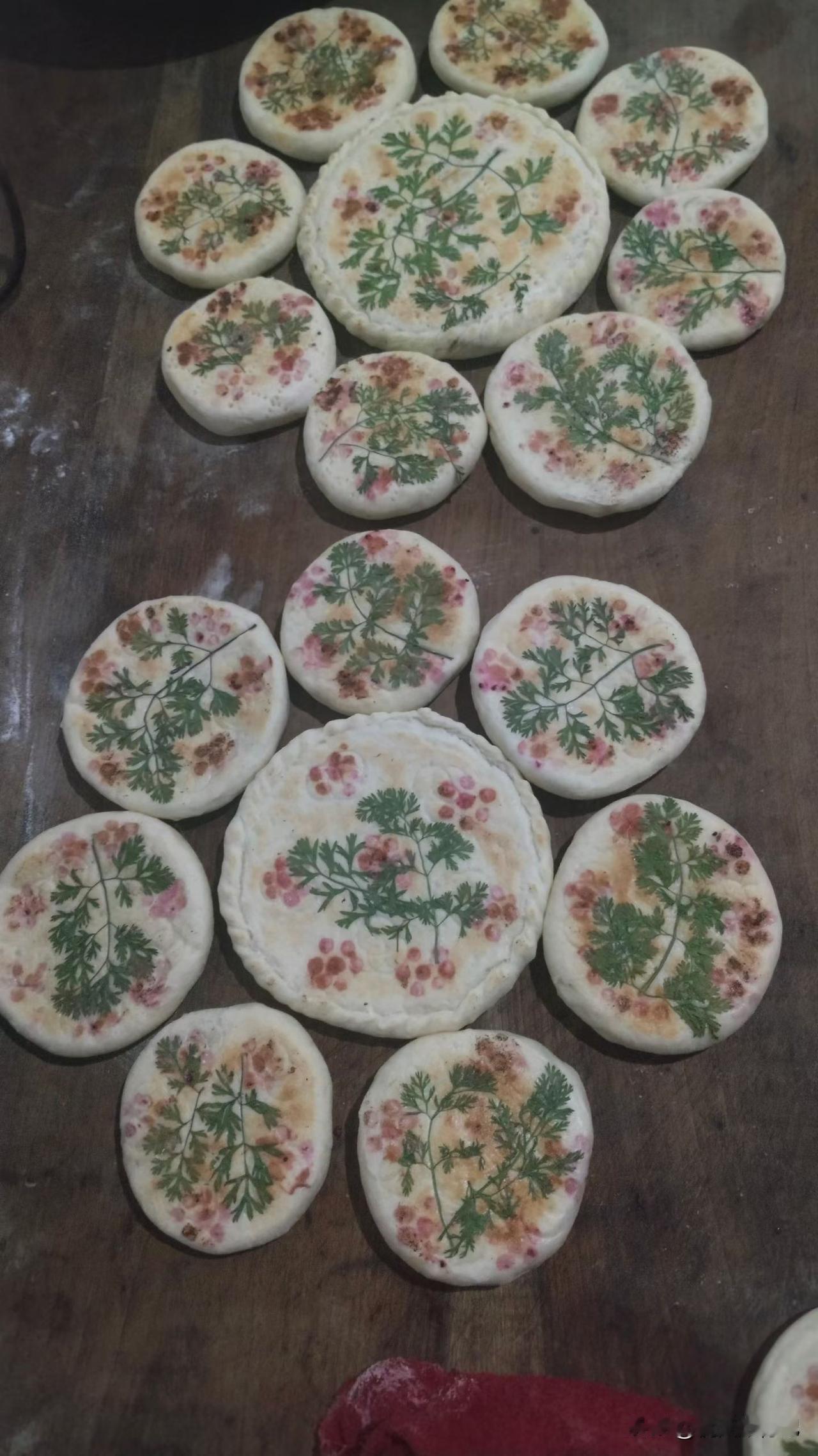 今日中秋节，朋友自己烙的谷轮馍馍，小时候的八月十五，家家户户都自己烙这种饼，芝麻