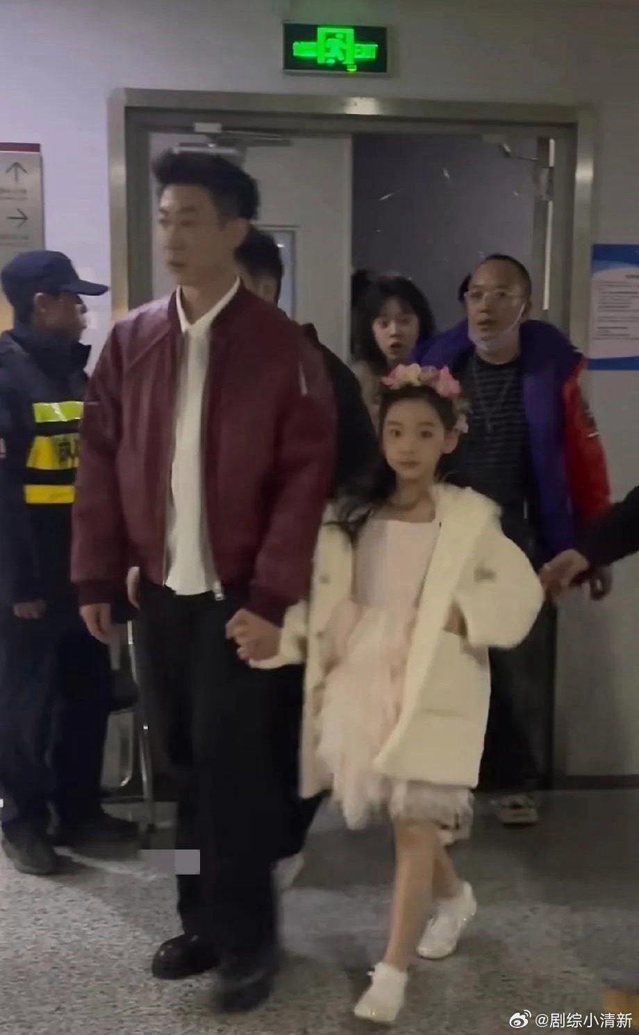 高云翔看到这一幕估计都有些心碎了吧，女儿小酒窝和继父张维伊手牵手就像亲父女一般，