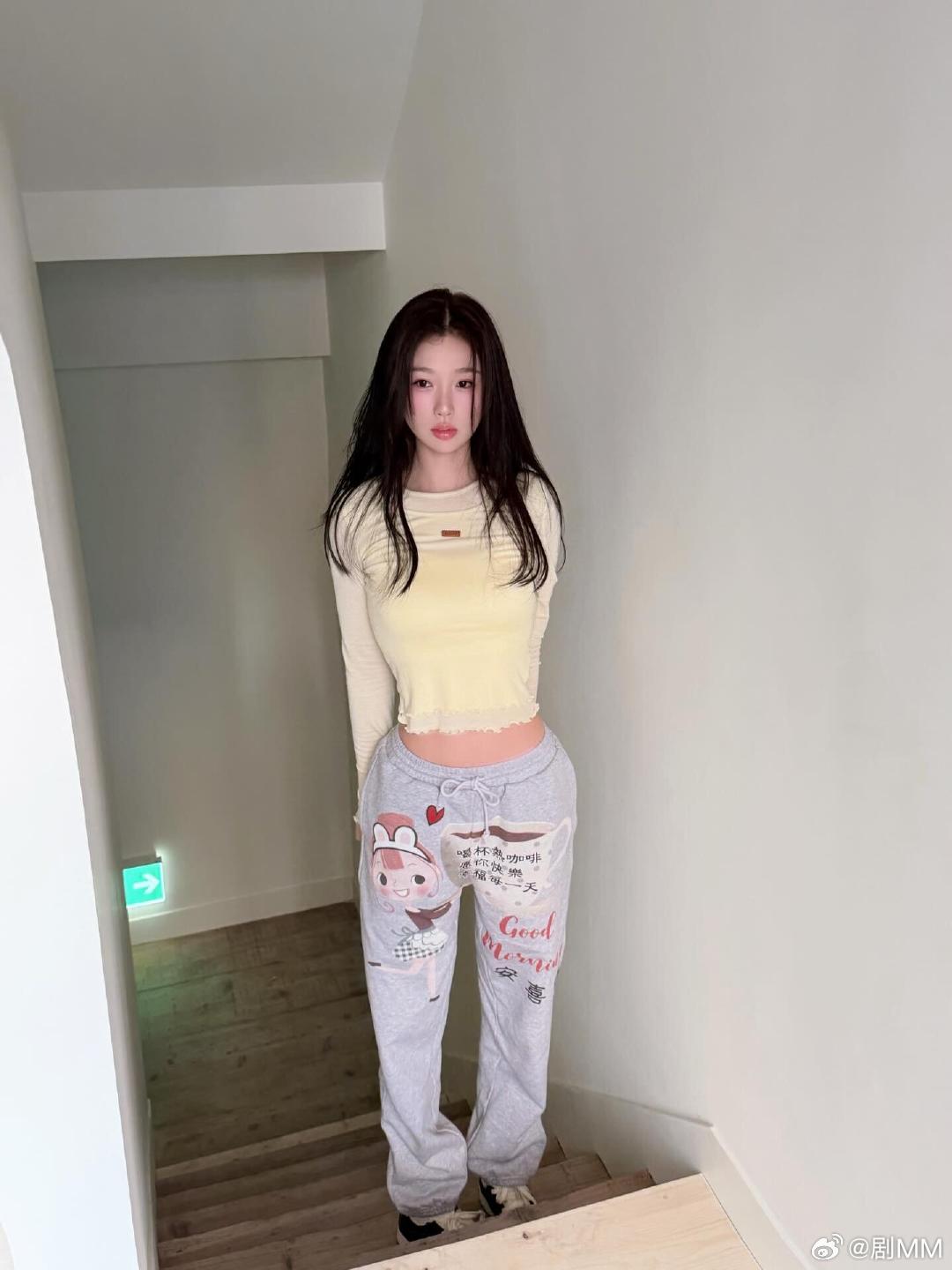 虞书欣分享韩国游玩照虞书欣分享一波韩国游玩照，此女是想萌死我吗？虞书欣早春多巴胺