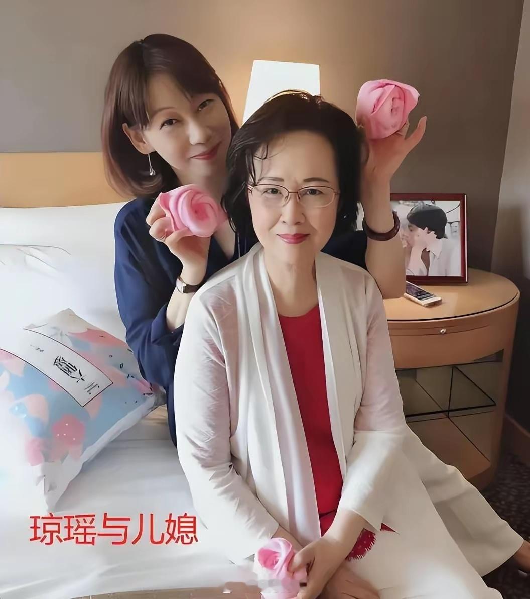 平鑫涛病重期间，其子女把控的皇冠出版社将琼瑶的作品“冷藏”，试图在这场家庭与利益
