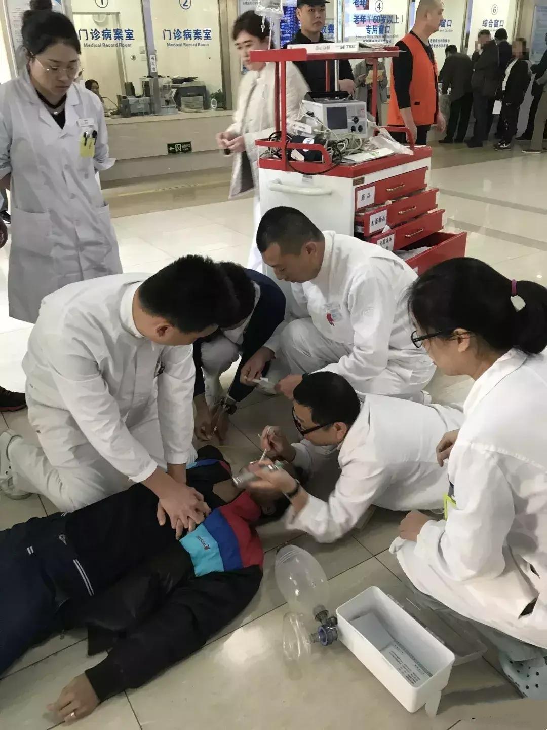 近日，一小伙突然倒地，送医后确诊为脑卒中。医生提醒，脑卒中发病急、危害大，多与高