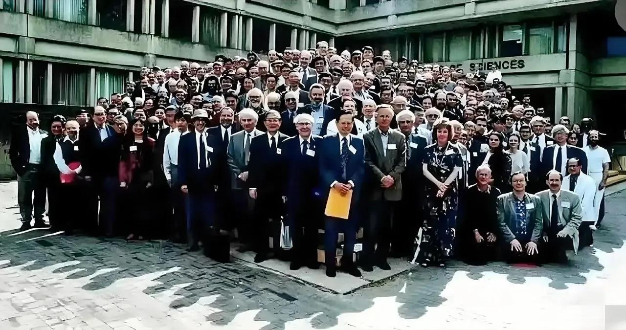 杨振宁有多牛？看那张“物理学界全明星合影”就懂了！一众诺奖得主环绕，他稳稳站在C