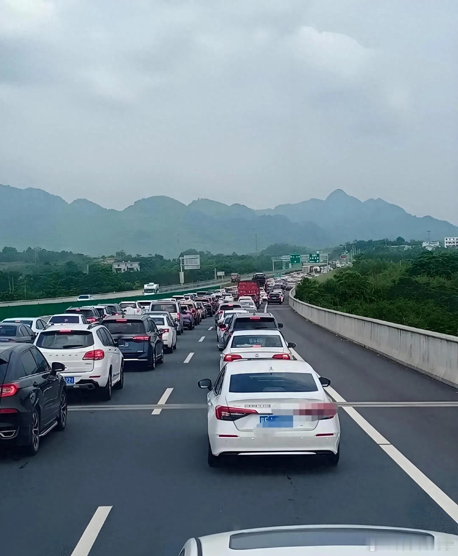 国庆假期今天还没放假，路上就已经堵成这样了，不敢想象明天回家的时候路上还能走动吗