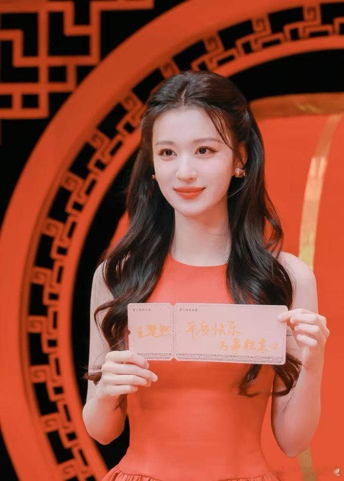 王楚然春晚造型，这好有贝微微的感觉 