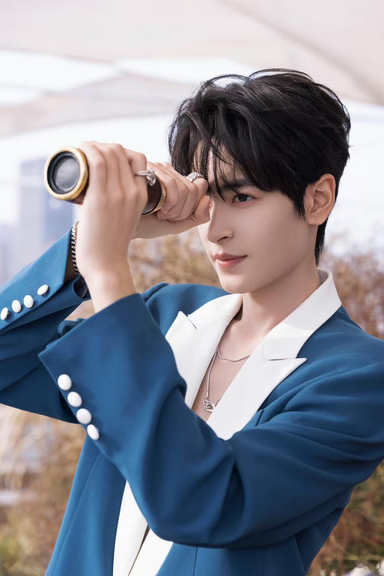 冬日海边，阳光温暖和煦。欢娱影视演员今日海边写真释出，遇见海风，眺望无尽的蓝。 