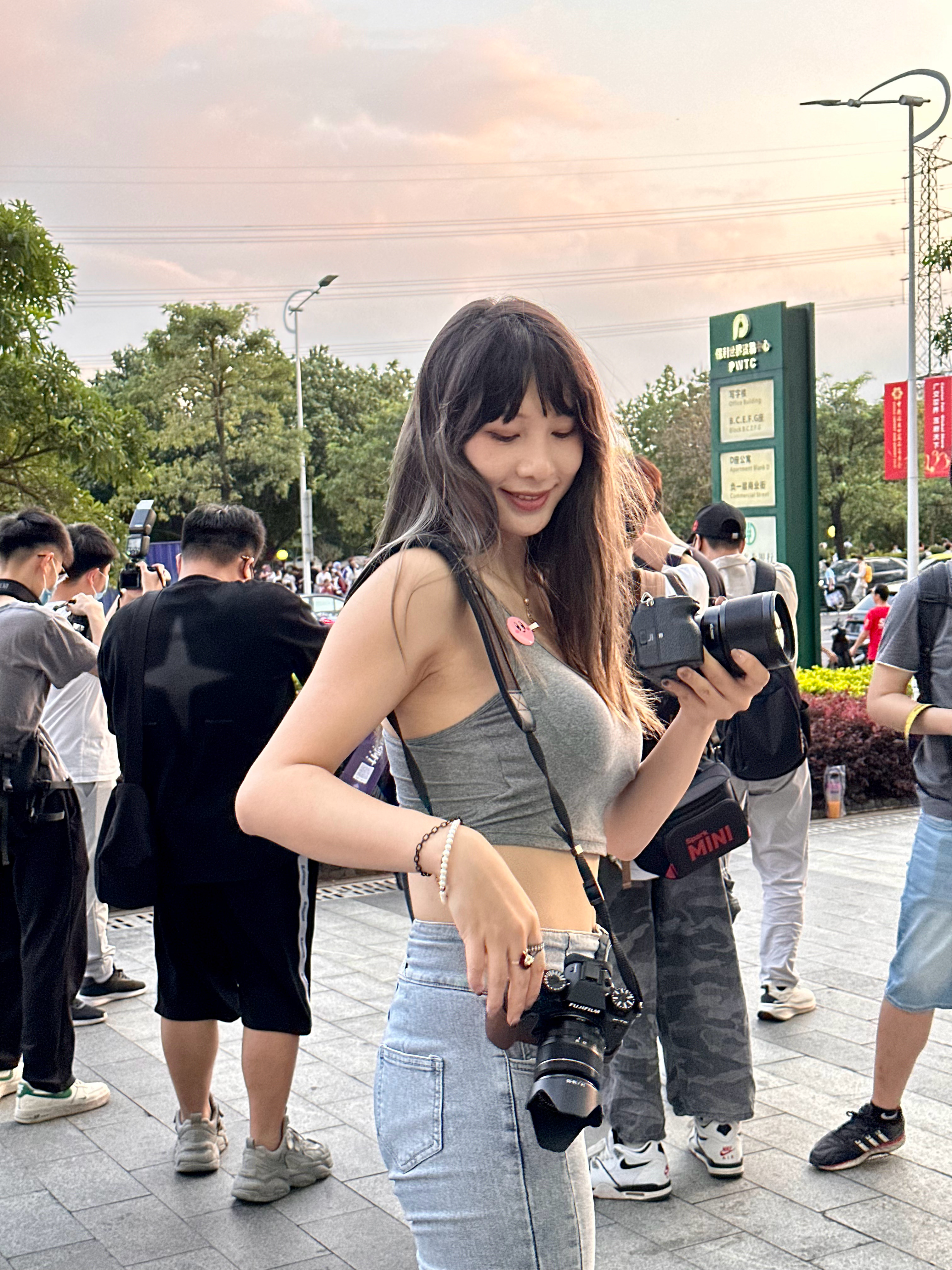 恨不得身上挂满相机📷[害羞][害羞][害羞] ​​​