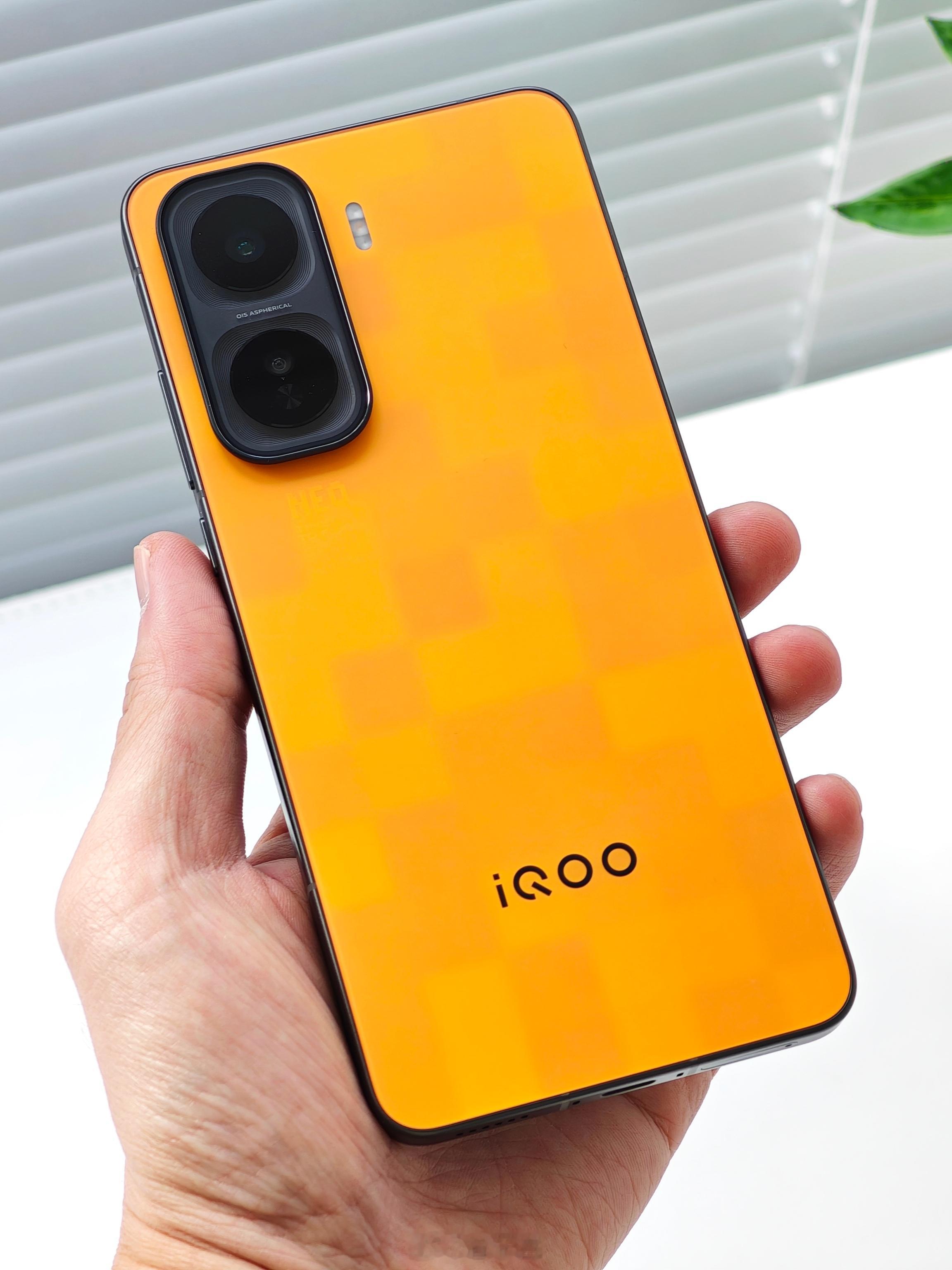 Hello，iQOO Neo11 像素方橙 📱旗舰双芯 + 2K 珠峰屏 + 