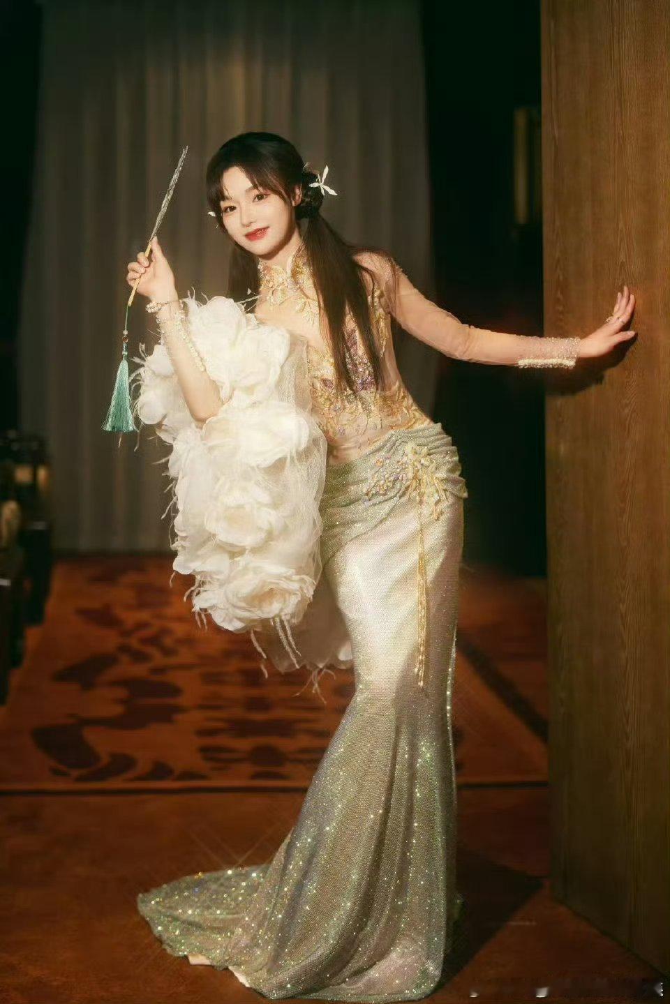 来成都演唱会偶遇人机版黄霄雲你就说黄霄云这小玩意是谁发明的呢，真的好可爱啊，嗓子