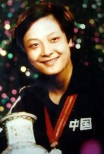 1987年世乒赛，何智丽公开抗拒让球指令，硬是把队友打败夺了金牌。回国后被处罚，