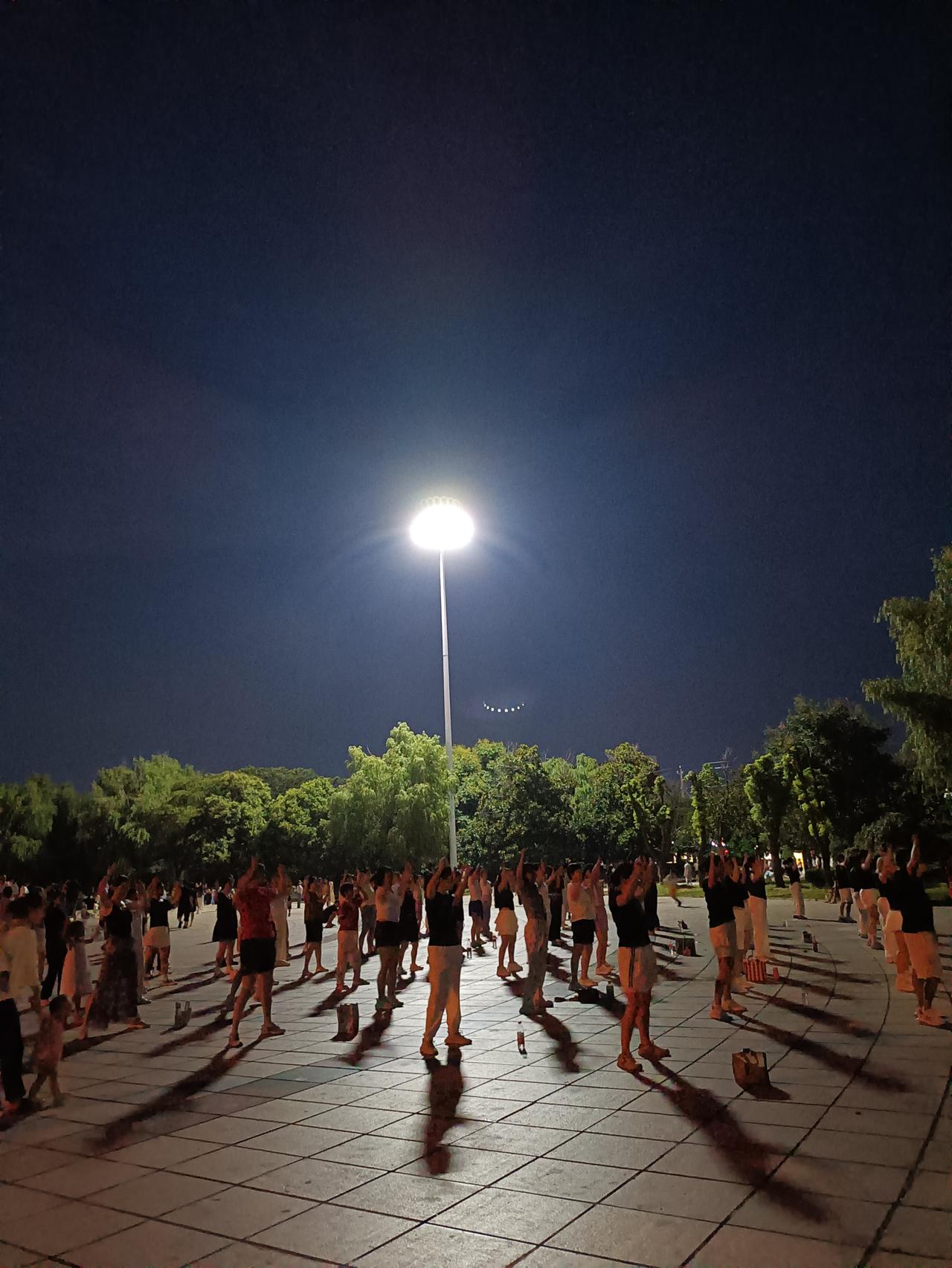 白天天气太热了，只有晚饭后到室外走走。广场上人真多，忙碌了一天，大家都来这里放松