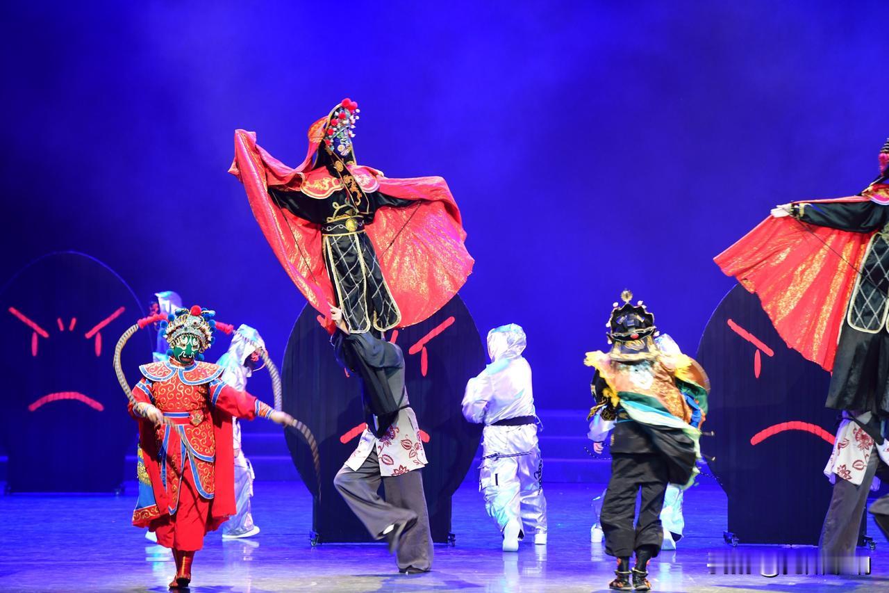 分享我这周有趣的事：只有在现场亲眼观看，你才会真正感受到大木偶的魅力所在。
​第