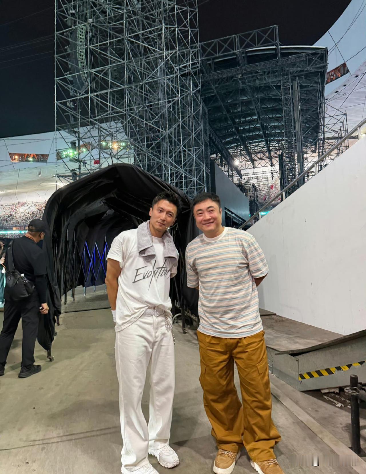 5月31日，乔杉晒出了一张与谢霆锋的合影，以及一段看谢霆锋演唱会的视频。
乔杉是
