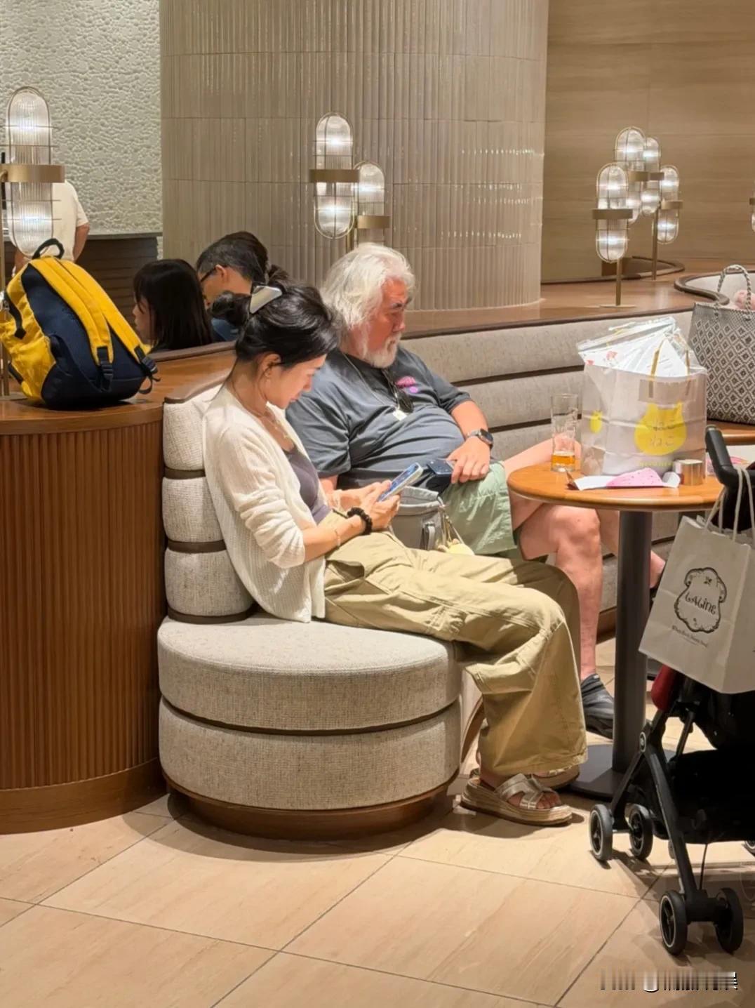 张纪中和老婆杜星霖，现身东京，带着孩子在东京迪士尼游玩。
75岁的张导，头发全白