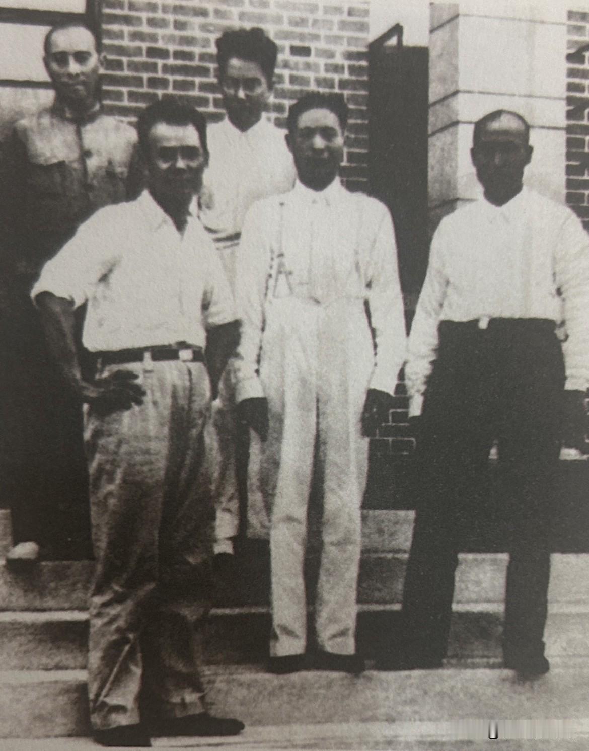 1937年8月7日，国民政府在南京召开国防会议。9日，中共代表周恩来、朱德、叶剑