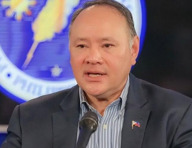 这大概就是现世报吧。
 
就在前几天，菲律宾国防部长特奥多罗还在公开场合，把中国