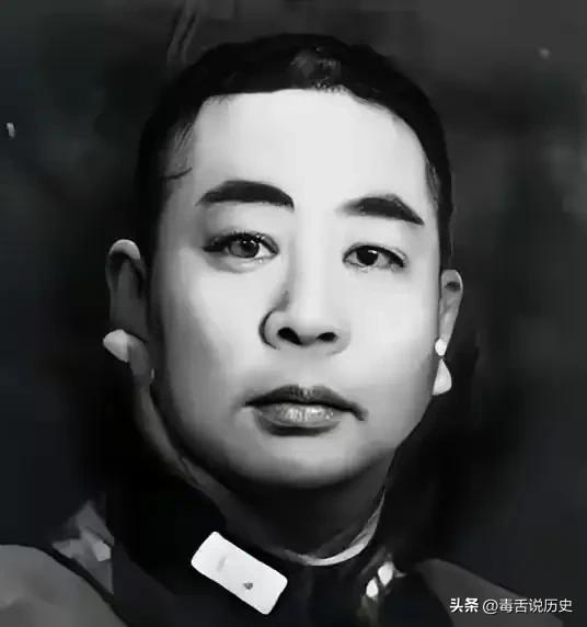 1959年，关在功德林的中将刘嘉树半夜上厕所，却发现进来一个白衣女子，蹲下来，露
