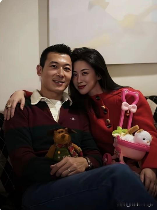 朱珠和老公的合照看着太甜了！

她自然地把手放到老公的肩上，头贴着头，两人笑容又