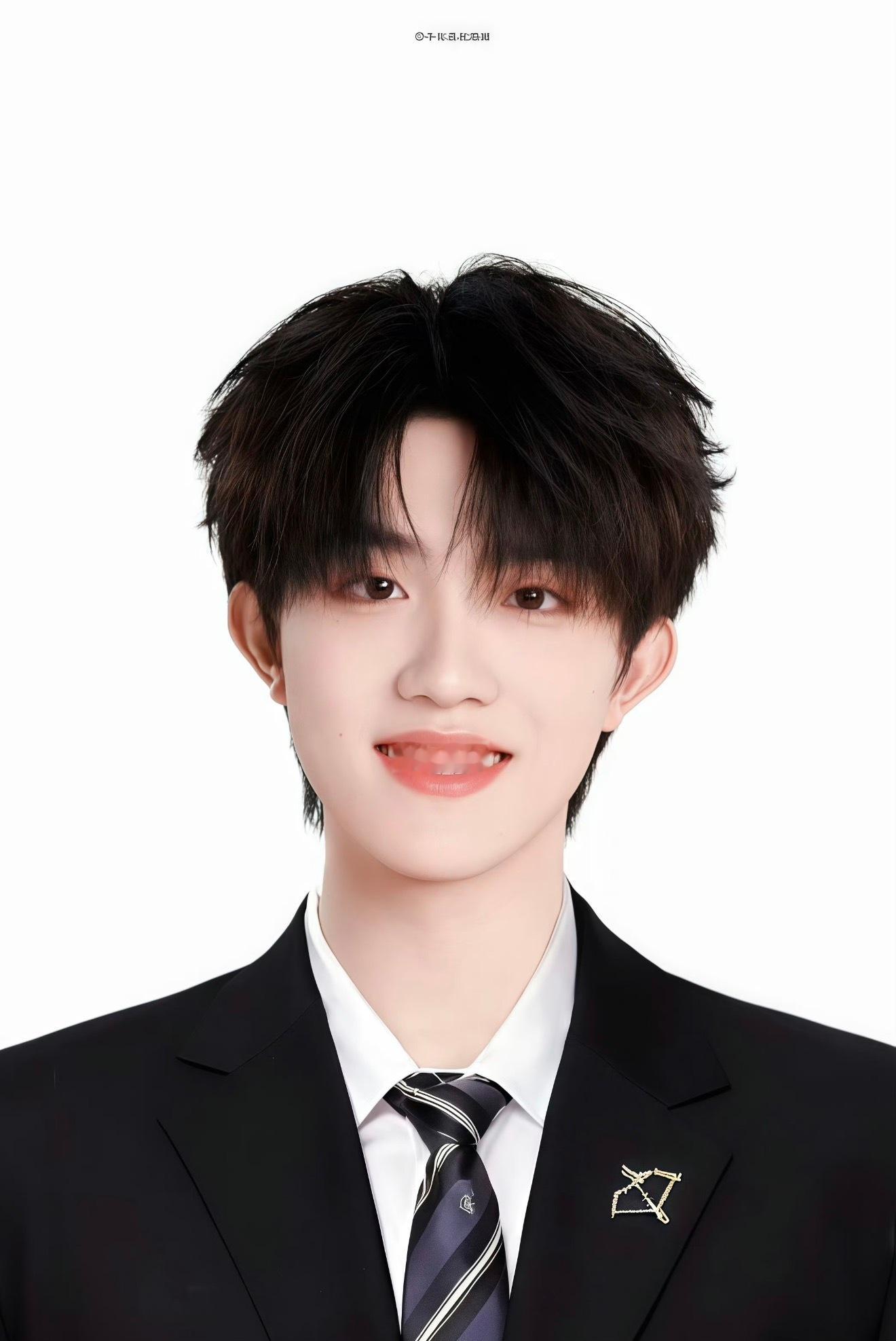 苏新皓证件照唯有权威二字 