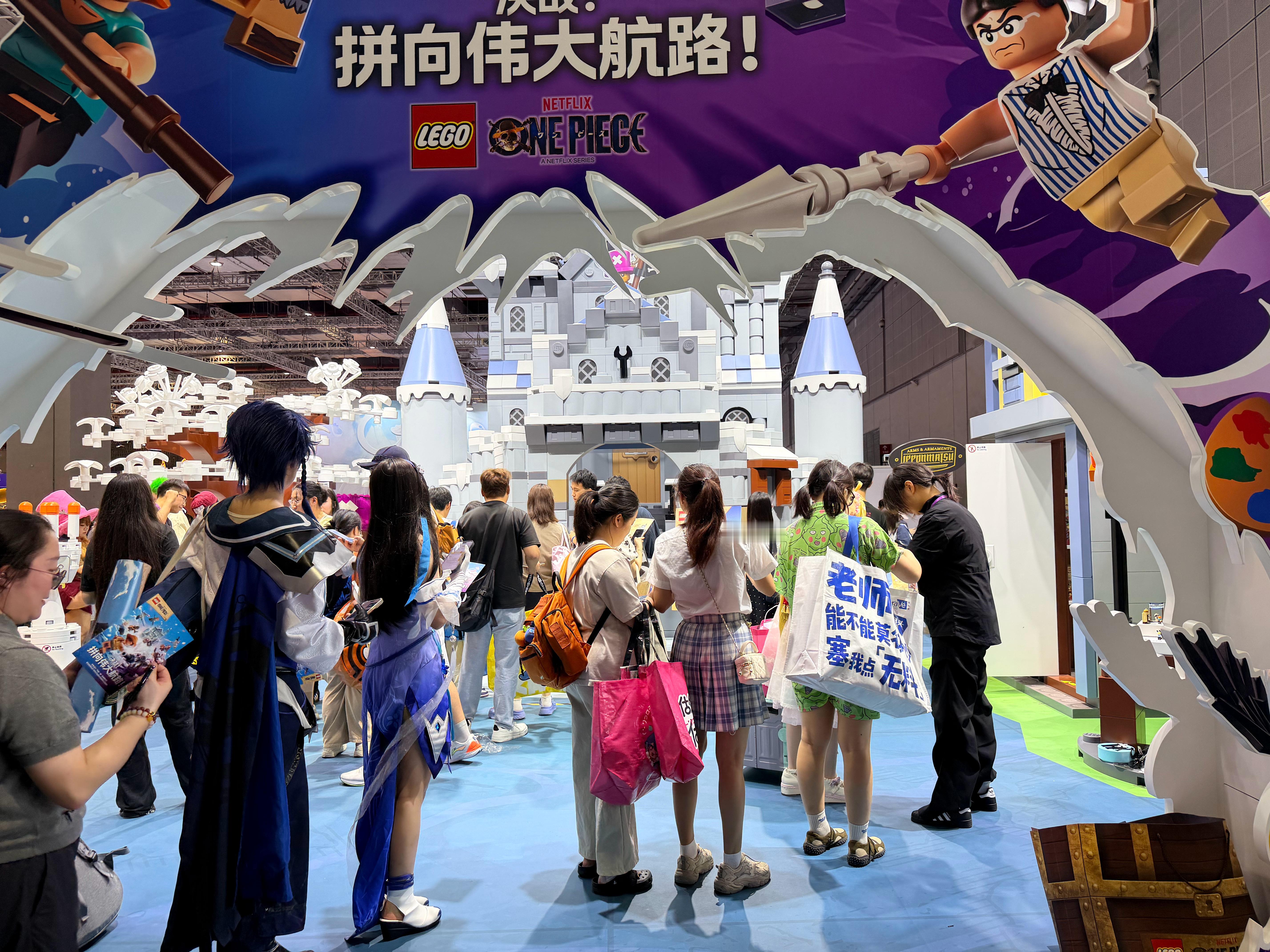 bw乐高展台，已经被海贼们占领了那个巨大的城堡，不用说也知道这一季的主题了，还有