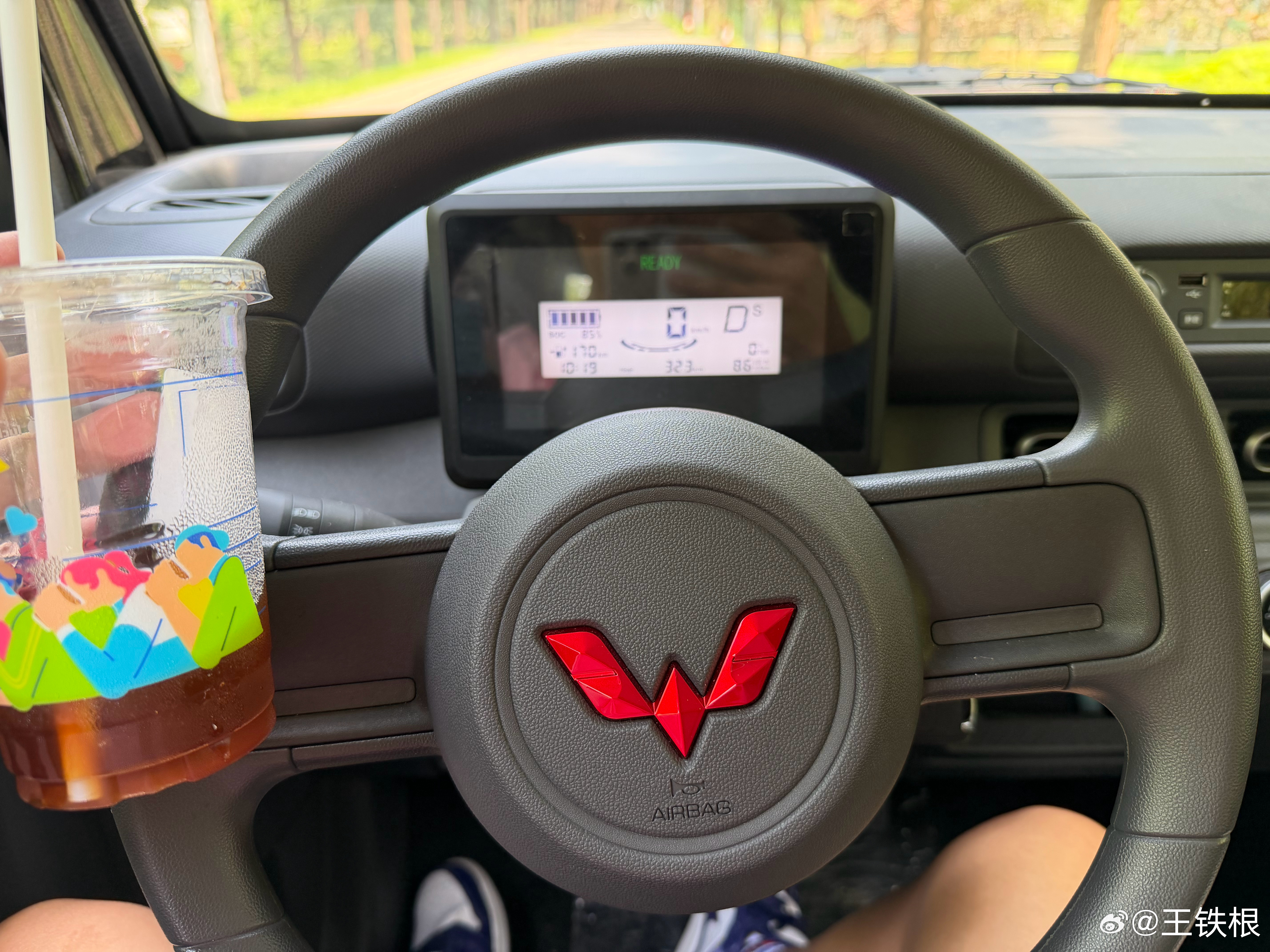 非常喜欢开五菱之光EV，尤其是短途。这车座椅很舒服，但说真的油门刹车相较于那些昂