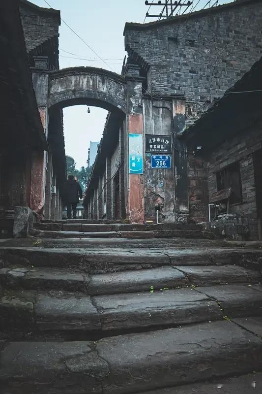 背街小巷微更新，重庆老街越变越有味道
这些年重庆不止打造网红景点，也在默默改造一