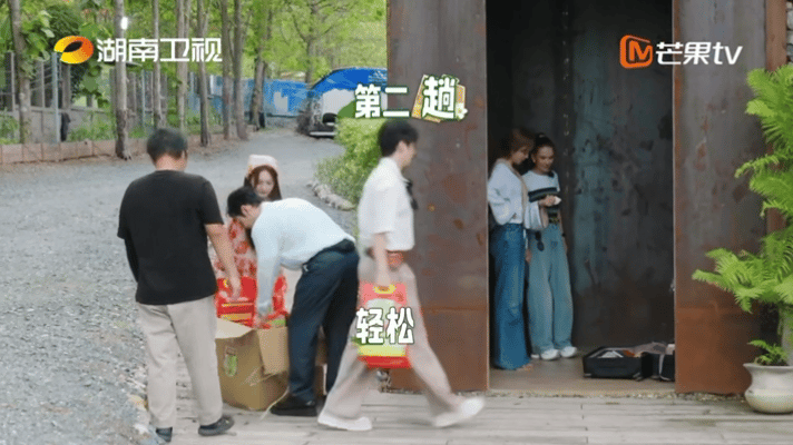 张雅琪人小小的力气大大的张雅琪中餐厅大力王中餐厅张雅琪长相秀气身形单薄，本以为体