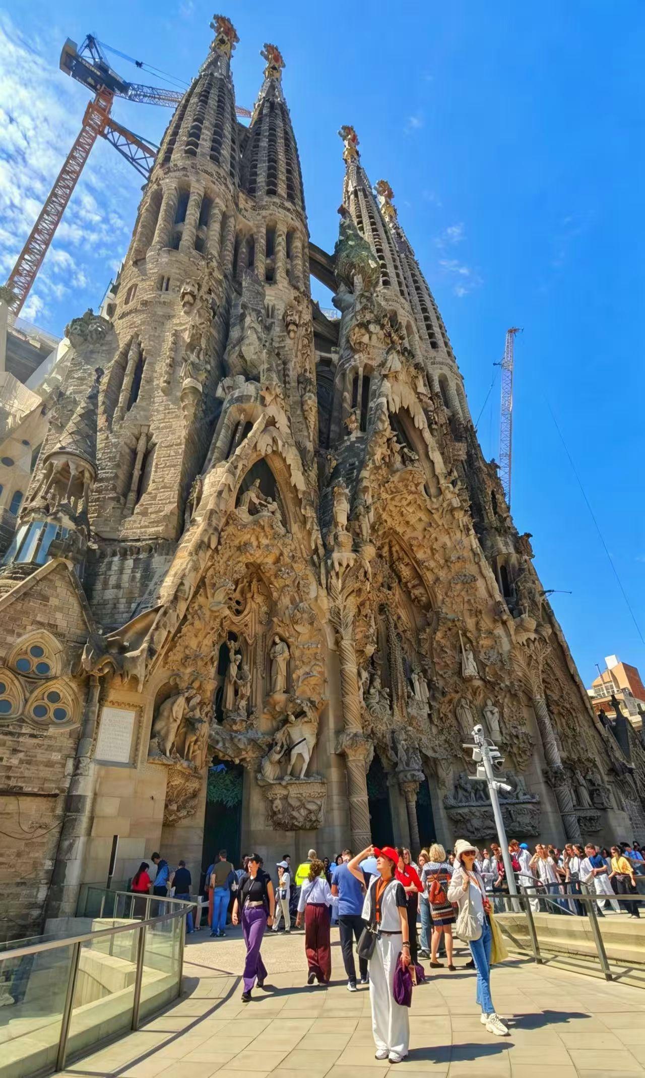 西班牙巴塞罗那，圣家堂打个卡。见到传说中的高迪用144年时间，把神奇写在精美绝伦