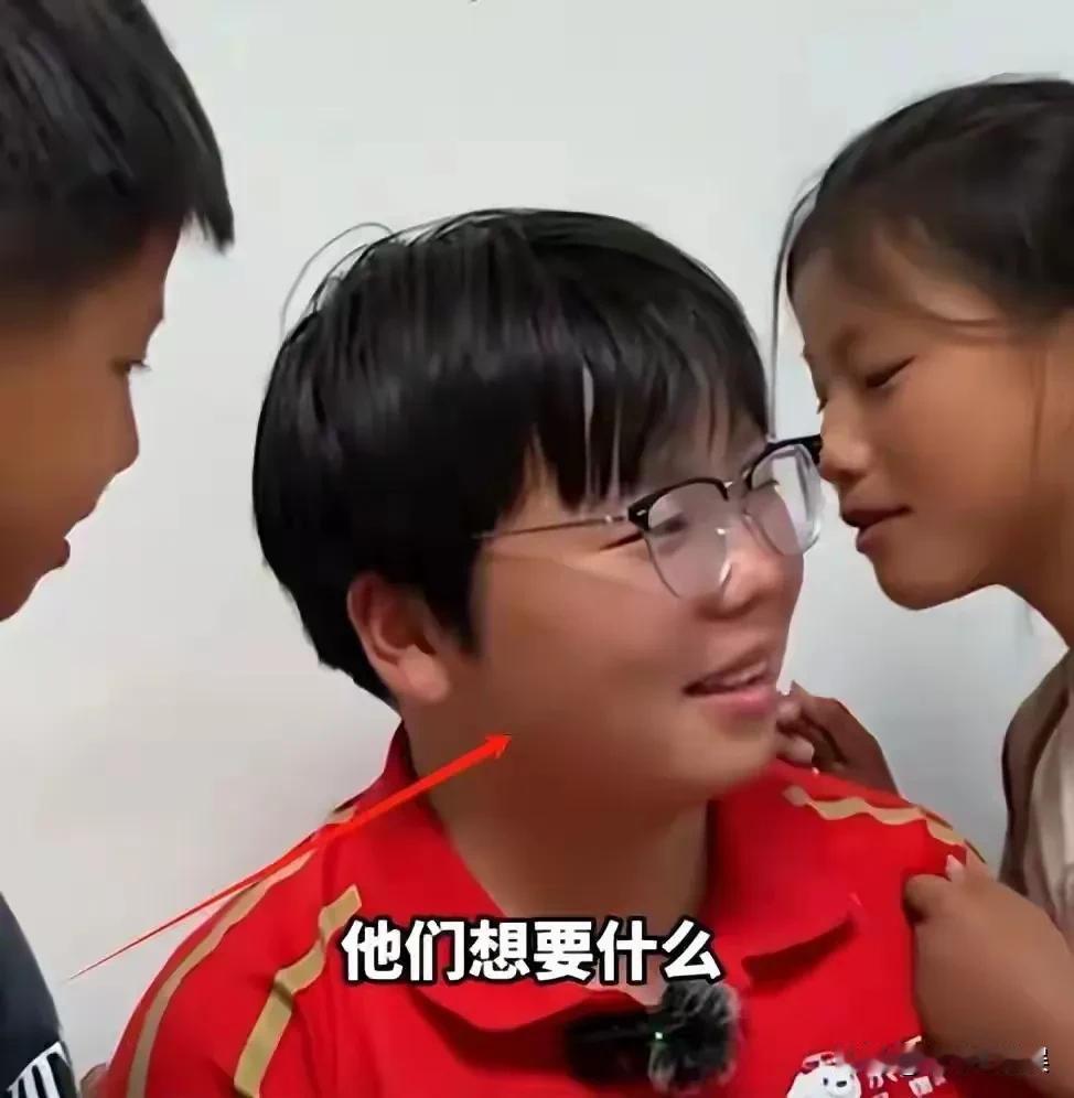 你能想象，这是05年出生的女生的一天吗？

她每天要接送弟弟妹妹上下学，然后骑几