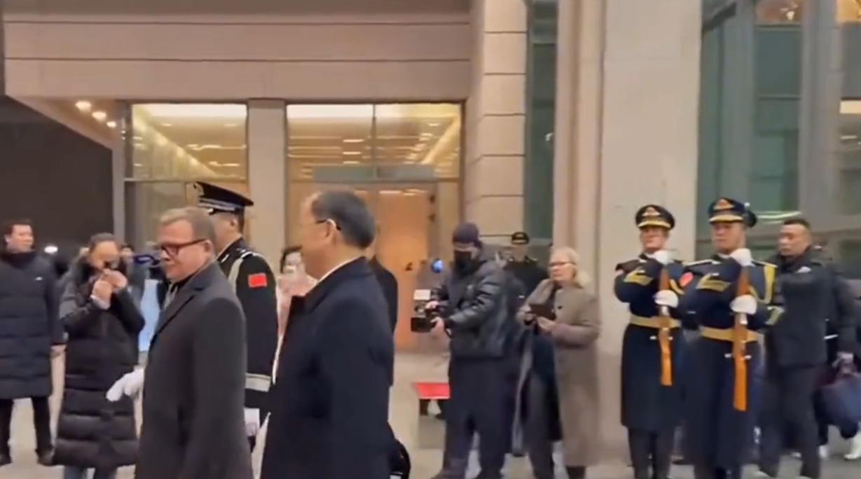 1月25日芬兰总理抵达北京，红毯一直铺到专车的车门下，仪仗队列队欢迎，还有为他开