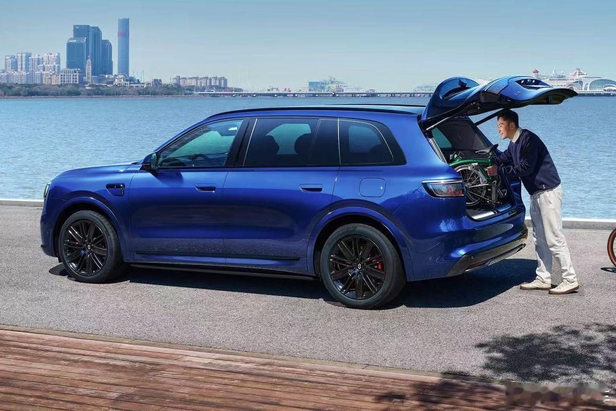 华为春季发布会定档3月23日焕新问界M8的侧面，大家留意到细节了吗？896线+侧