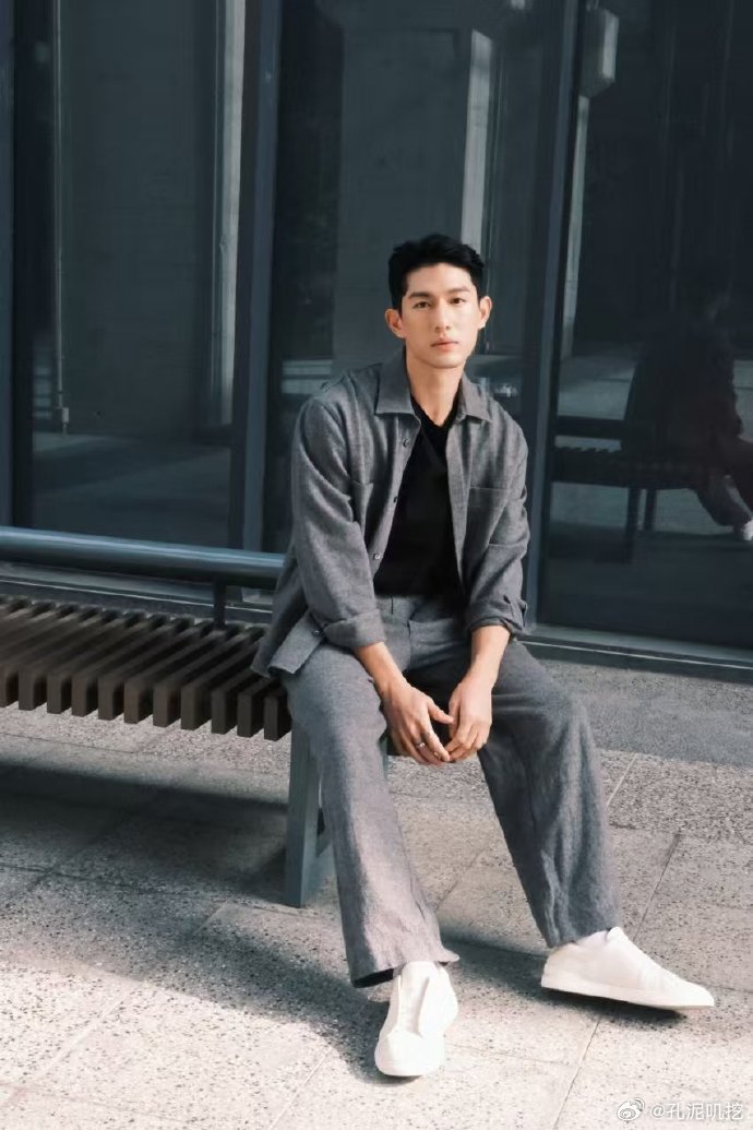 宝藏演员孙政来自新加坡，温柔且硬朗。时尚硬照中冷峻立体，天生为镜头而生，魅力难挡