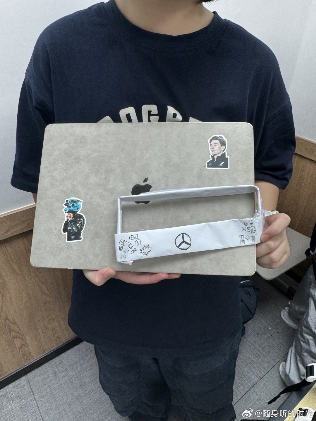 哈哈哈哈哈哈哈怎么这么可爱啊啊啊啊啊啊 图2是学生拿着我的电脑哈哈哈哈哈 