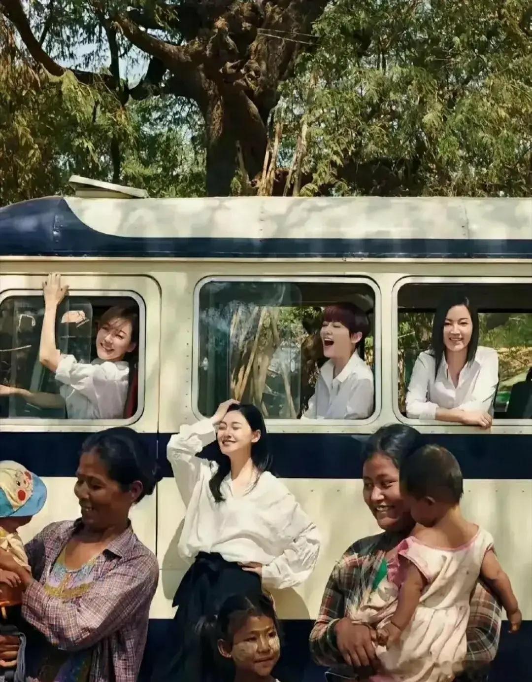 最好的姐妹团，大S却最先下车了…图为2019年综艺，四姐妹都笑的很开心，可惜再也