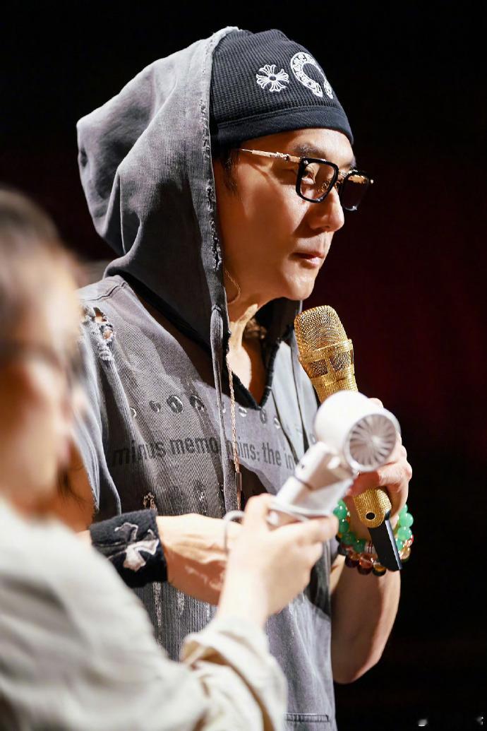 林依轮力证自己不是张维伊林依轮董璇小酒窝合拍  本来以为是网友玩梗，亲自看完视频