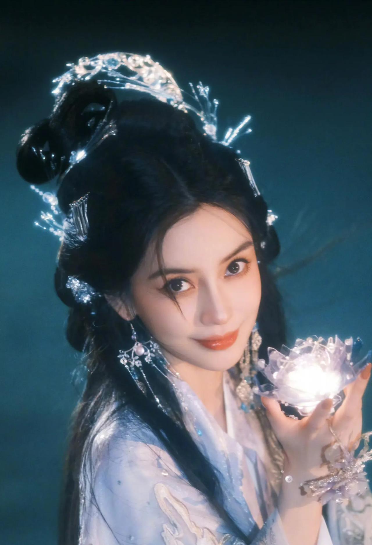 #妙笔生花创作挑战#杨颖去看lisa脱衣秀了，她本来就很喜欢lisa，没想到很多