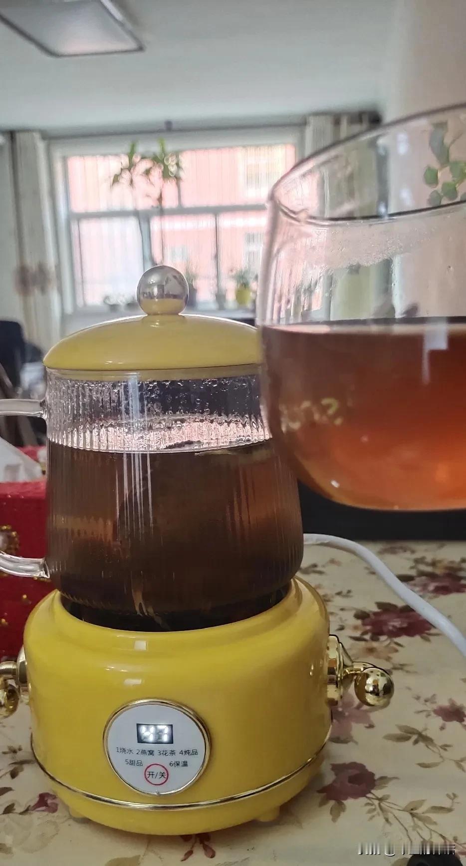 人生谁能不辛苦
生活本不算苦 和忙碌碰个杯 给生活碰个杯 
生下来，活下去。生者